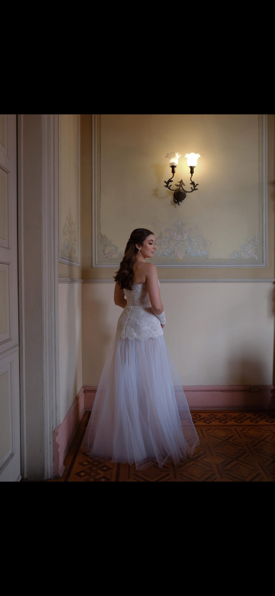 Vestido de novia Moraty con espalda de encaje y falda de tul, en un interior clásico